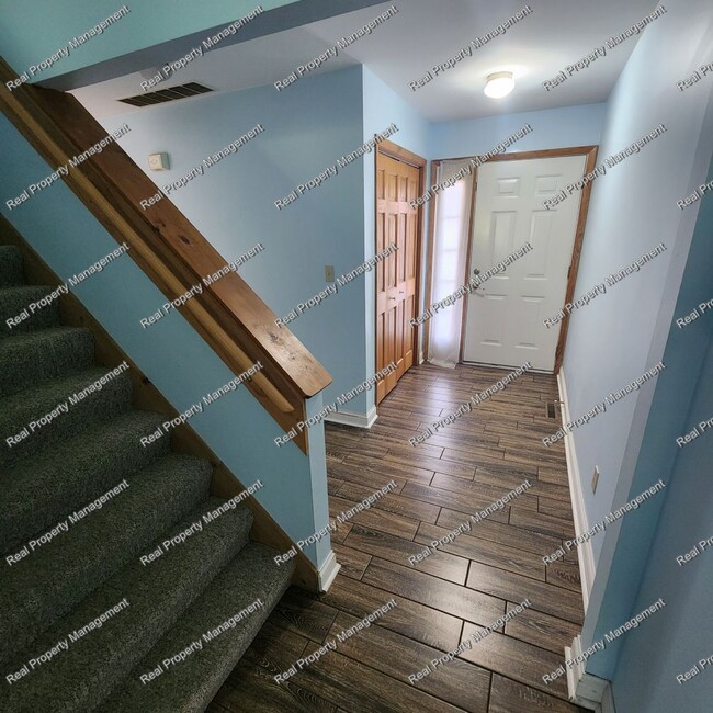 Building Photo - Three Bed Chesterton Townhome