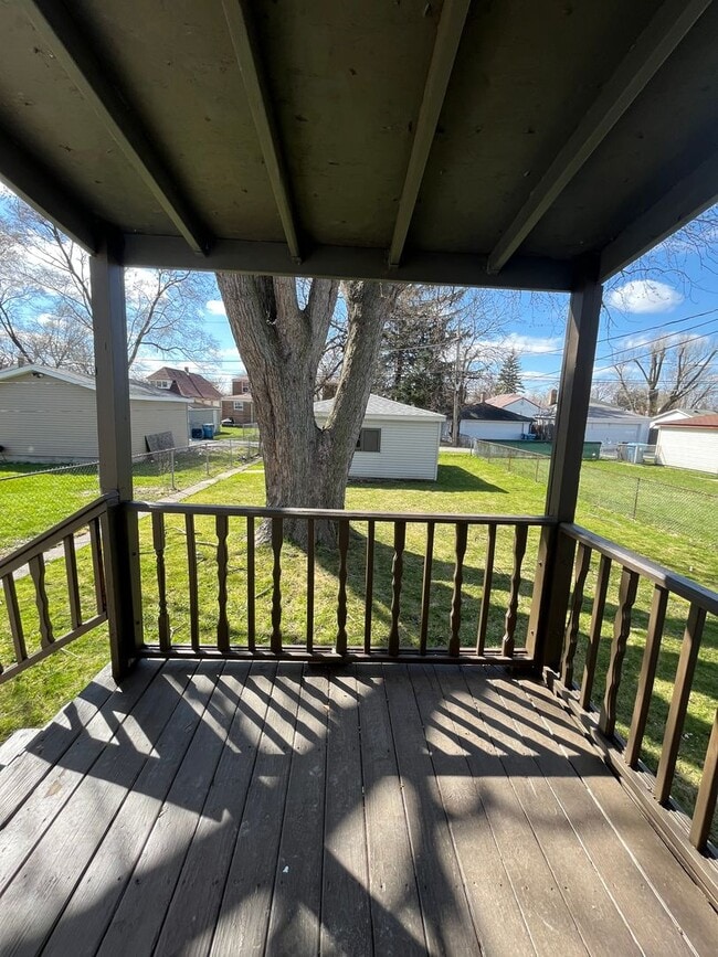 Building Photo - 2 Bedroom 1 Bathroom house in Calumet Park...