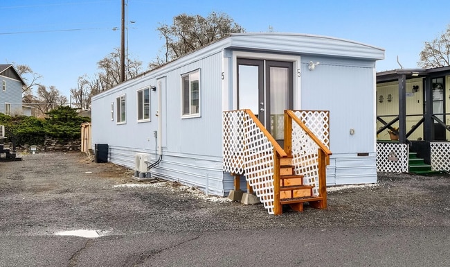 Building Photo - Waterfront Tiny Home for Rent! Fully Furni...