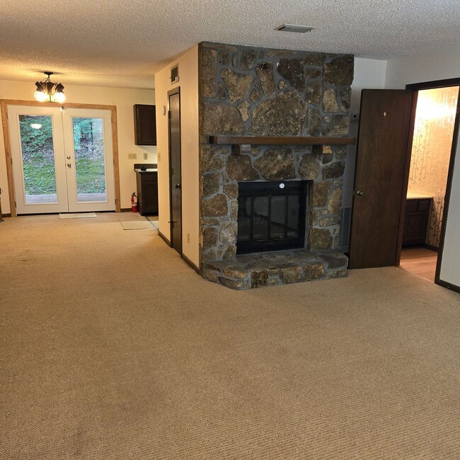 Building Photo - 2 Bed 1.5 Bath North Johnson City Duplex S...