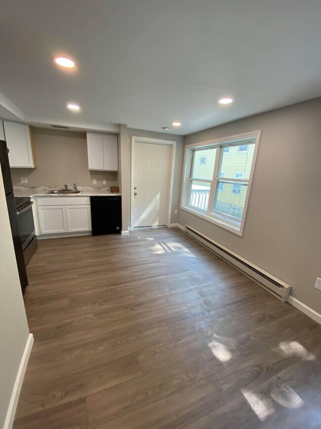 Building Photo - 1341 Main St