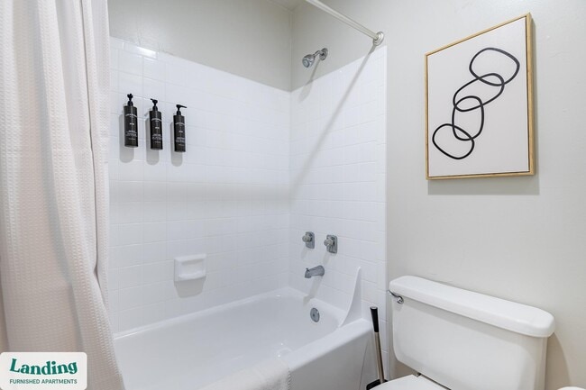 Building Photo - 1000 Palm Pl Dr NE