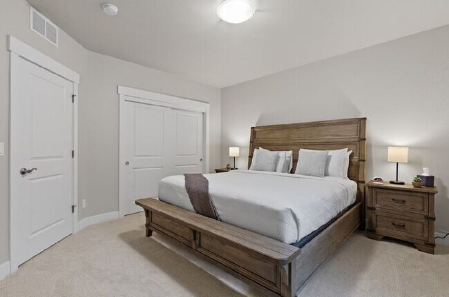 Building Photo - Gorgeous 3 bed/ 3.5 bath Condo At Heron La...