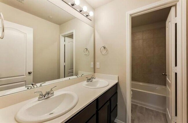 Building Photo - 3537 Brentwood Dr