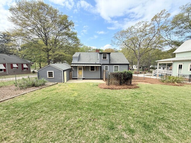 Building Photo - 3BR Normaltown Charmer