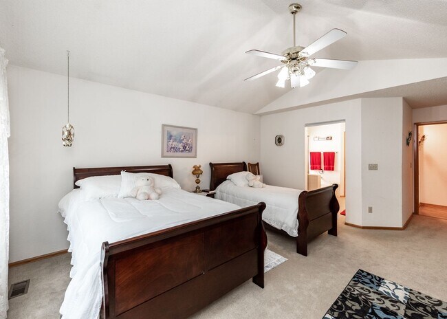 Building Photo - Spacious 5 Bedroom in D20 centrally located