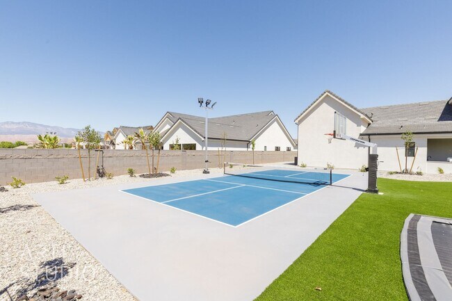 Building Photo - BRAND NEW Gorgeous 6 bed 7 bath with Pool ...