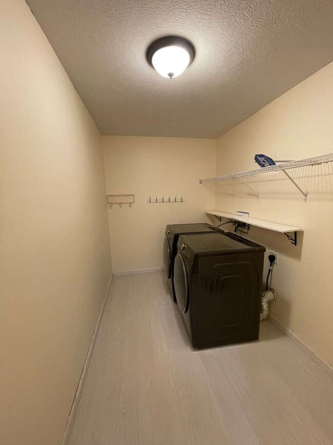 Building Photo - 6170 Ravenhill Rd