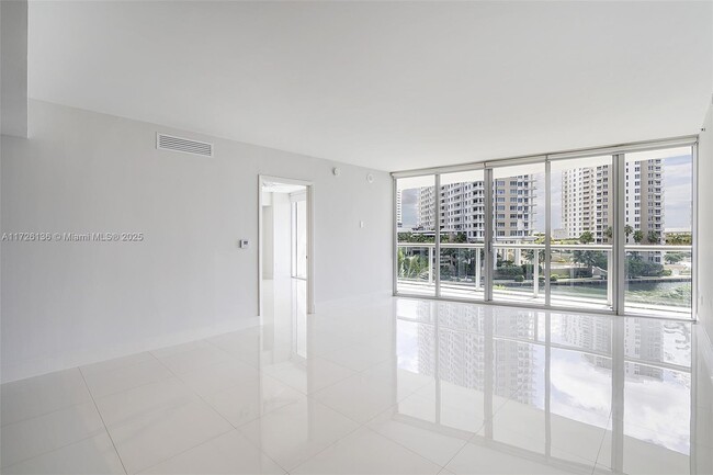 Building Photo - 495 Brickell Ave