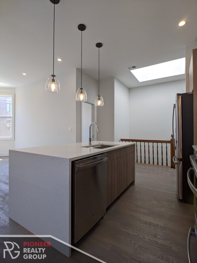 Building Photo - 2121 W Belmont Ave
