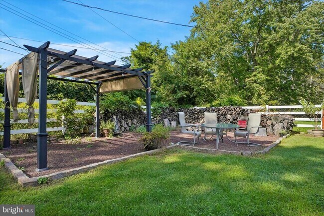 Building Photo - 2176 Meadowview Dr