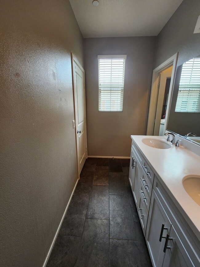 Building Photo - Gorgeous two bedroom home with 2.5 bathroo...