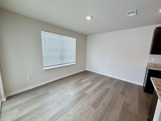 Building Photo - 633 Currant Cir