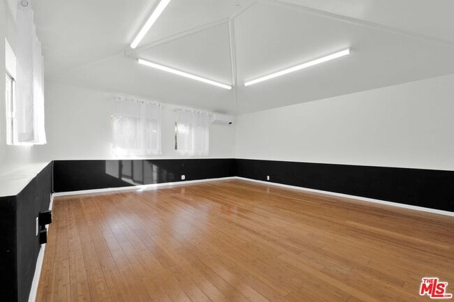 Building Photo - 2279 India St