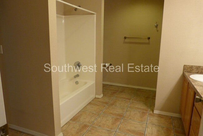 Building Photo - 2 bedroom 2 bath home.