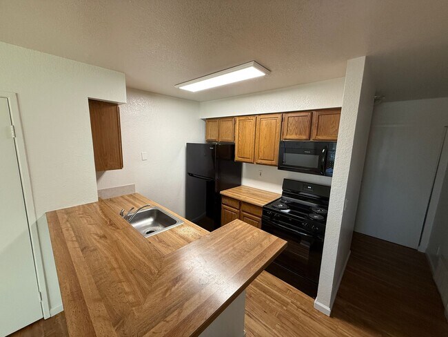 Building Photo - 2 bed 1 bath downstairs unit with great views of the city.