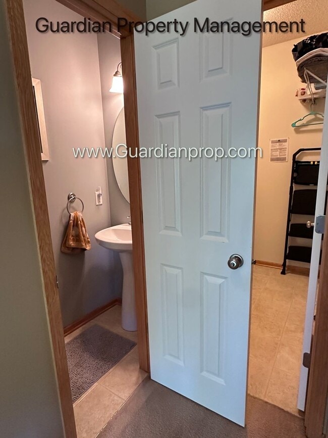 Building Photo - Lakeville 2 Bedroom Town Home, Dishwasher, Fireplace, 2 Car Garage, Garage Bonus Room