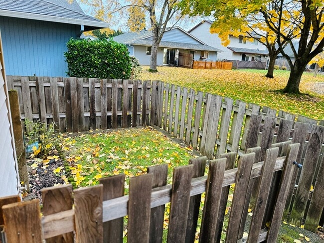 Building Photo - Charming Updated & Spacious Condo in a Peaceful Setting