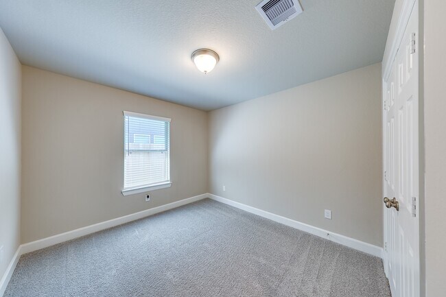 Building Photo - 11913 Briarwood Hill Way
