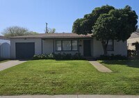 Building Photo - Charming 2 Bedroom Home with Large Backyard