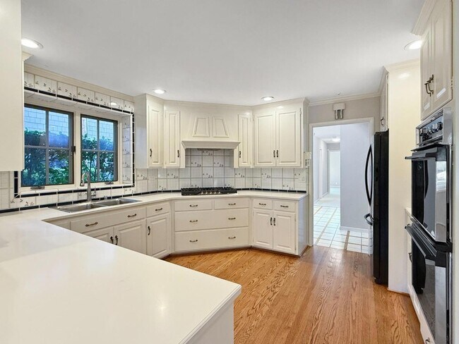 Building Photo - 527 Hilbar Ln