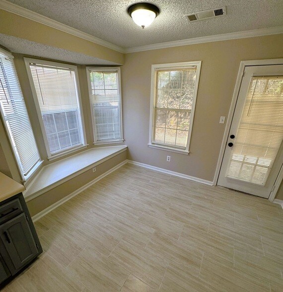 Building Photo - 2250 Lake Hill Ct