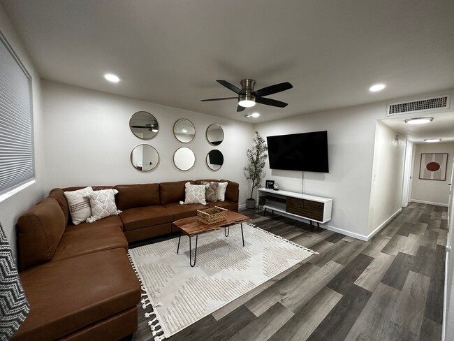 Building Photo - Beautiful Newly Remodeled Furnished Home: ...