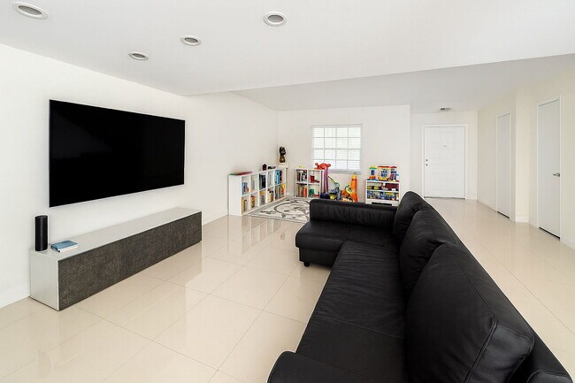 Building Photo - 916 NE 27th Ave