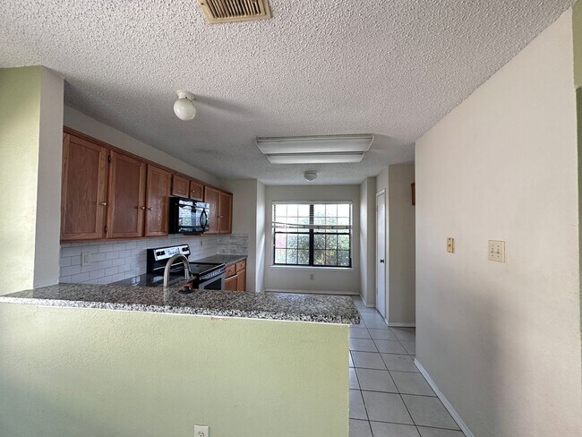 Building Photo - Minutes to COSTCO, great Location!