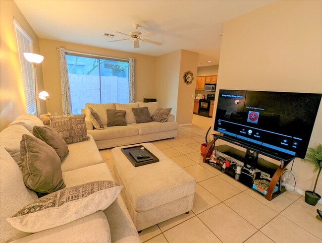 Building Photo - 2241 E Pinchot Ave