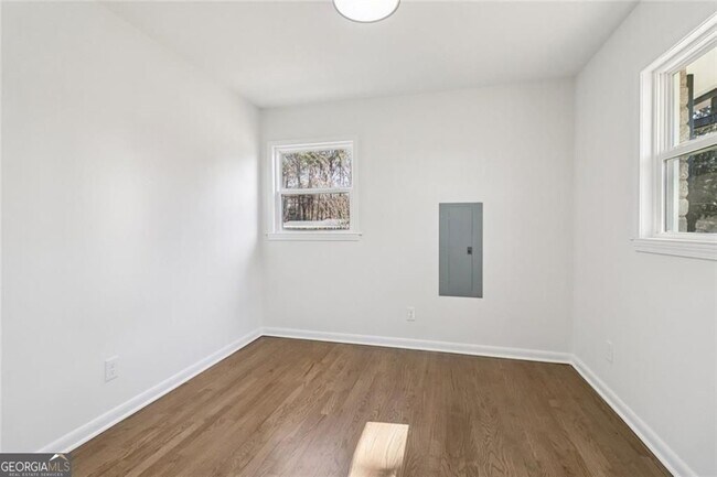 Building Photo - 2219 Lisa Dr SE