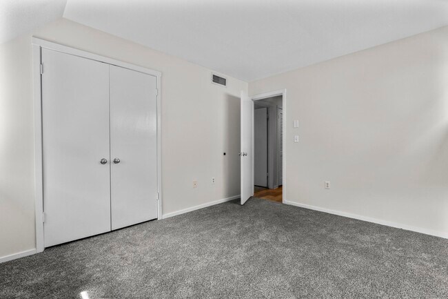 Building Photo - 43 Great Meadow Ln