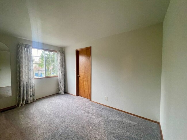 Building Photo - 4 bedroom, 2.5 Bath House in Mukilteo, $3995 per month