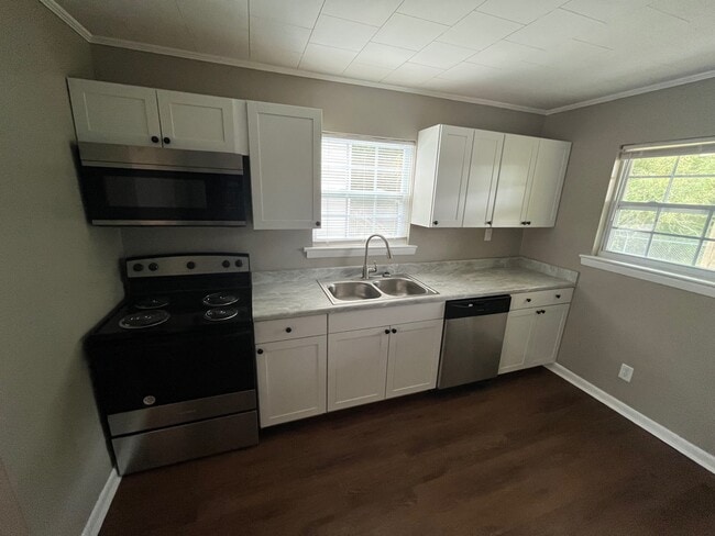 Building Photo - 305 Holliman St