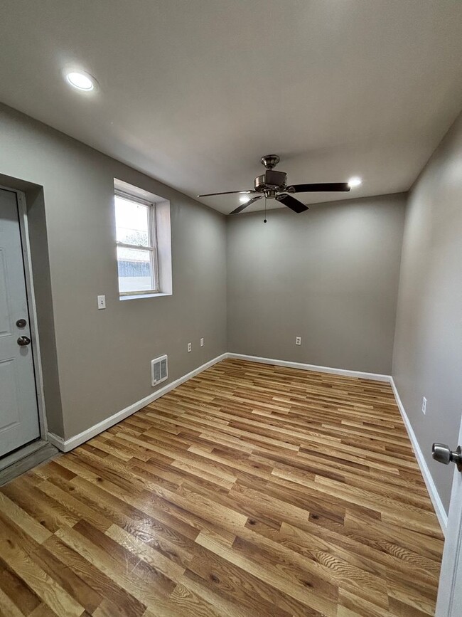 Building Photo - CHARMING STUDIO APARTMENT IN NORTH PHILADE...