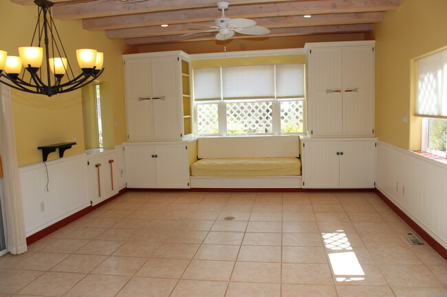 Building Photo - Beautiful 3 bdr, 2 bath SOLAR home w/large...