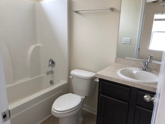 Building Photo - 3 Bedroom 2 Bath House in Lakes of Summerv...