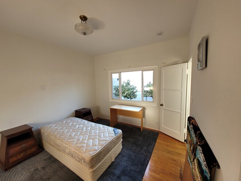 Building Photo - 10528 Ayres Ave