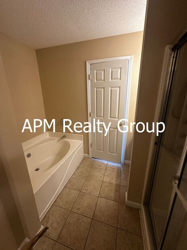 Building Photo - Spacious & Inviting Home Perfect for Comfortable Everyday Living