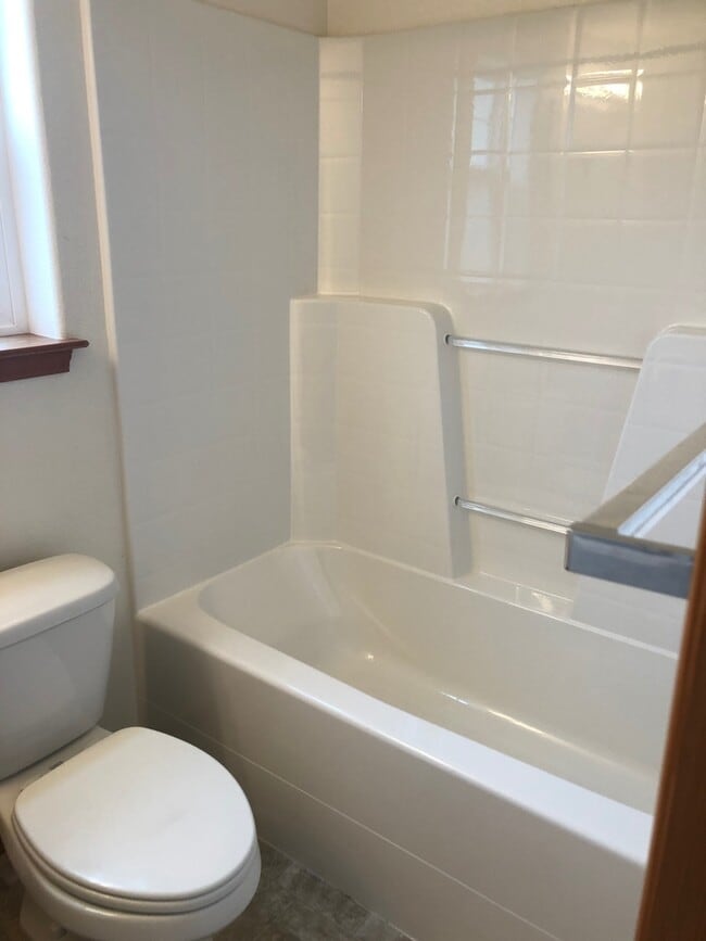 Building Photo - Singular room for rent with shared living space.