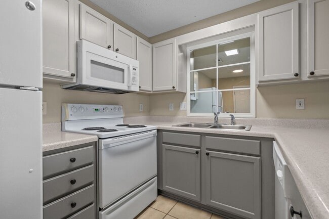 Building Photo - Gift yourself free application fees for this 1st Floor Immaculate 1 bedroom for rent in Sunny Myr...