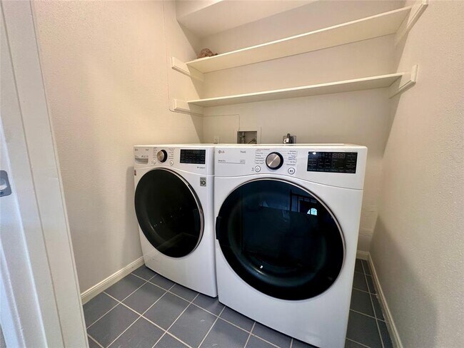 Building Photo - 2486 Bering Dr