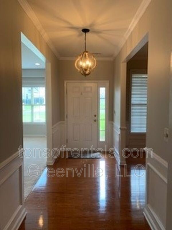 Building Photo - 205 Silver Hawk Dr