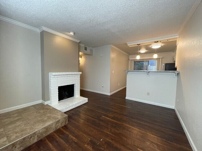 Building Photo - Spacious Downstairs 2 Bed 1 Bath in Gorgeo...