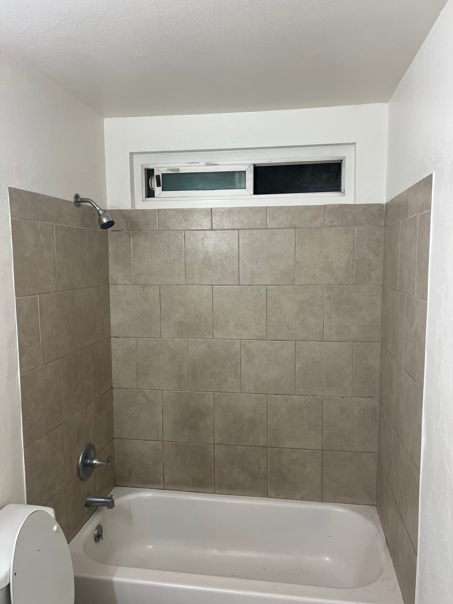 Building Photo - 420 E Pleasant Valley Rd