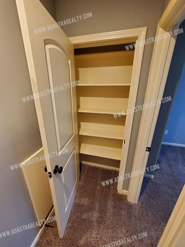 Building Photo - Beautiful and Spacious Olathe Townhome-Available in APRIL!!!