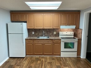 Building Photo - SPACIOUS ONE BEDROOM EASY APPROVAL