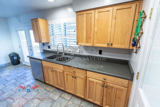 Building Photo - 1735 W Pampa Ave