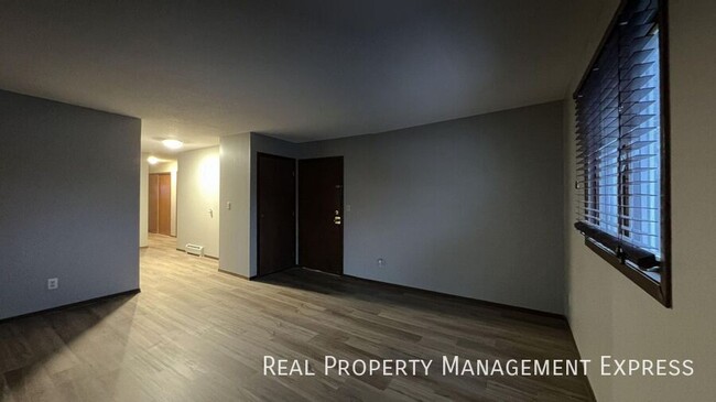 Building Photo - Spacious 2 Bedroom Apartment with Modern U...