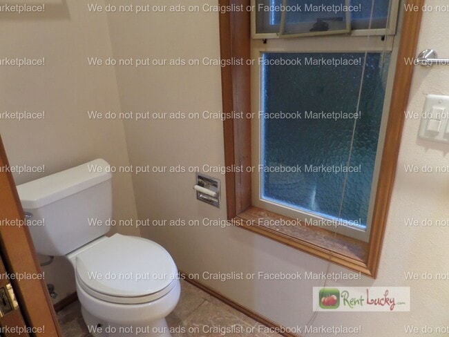 Building Photo - INCREDIBLE VIEWS!! Large 2-Bedroom + Den Duplex with 3-Car Garage in Fantastic Federal Way Neighb...